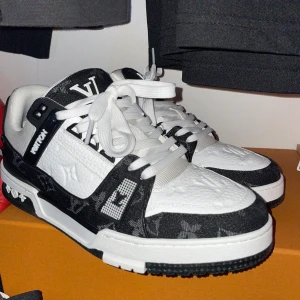 LV Trainers - Säljer dessa vackra LV dojjor då jag inte använder dem då tillfället sällan passar. Storleken är 42 och låda påsar o allt finns med. Vid fler bilder eller frågor kom DM