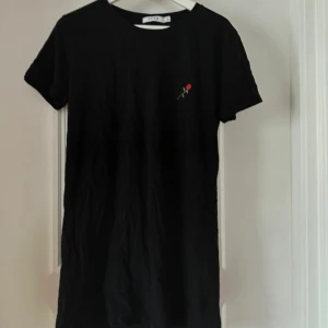 Lång tröja/tunika - Säljer denna svarta långa tröja/tunika från NA-KD. Endast använd 1 gång. 