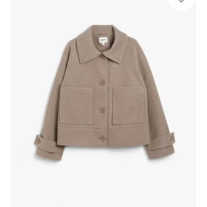 Kappa - Brun kappa från kappahl använd några gånger det saknas en knapp på ärmen men inte något man lägger märke i, annars är den i fint skick🙏🏼 därav priset vill bara bli av med den