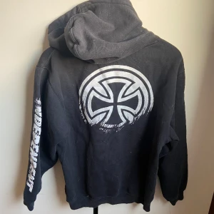 Independent truck company hoodie  - Bra skick. Inget snöre runt halsen. Sprickningarna i trycket på ryggen är del av designen, inte från användning. Storlek S, nog herr storlek så passar Dam M/L. Armhåla till armhåla: 58cm (rakt)  Längd (exkl huva): 63cm. Köp nu.