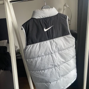 Vintage Nike Vest - Vintage Nike Vest storlek: M/S  Har inte tvättat den då jag hittade den på vinden.