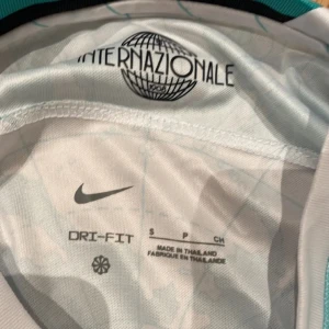 Milan tröja - Knappt använd jätte bra skick är nästan helt ny✅