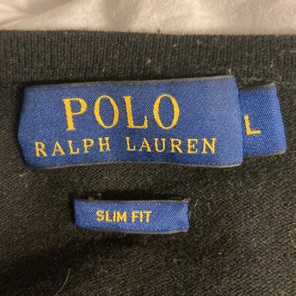 Tjena! Säljer nu denna stickade tröja från Ralph Lauren, super fint skick och använd fåtal gånger! Supplier # finns också! Bara att höra av er vid fler frågor eller liknande! Priset går som alltid att diskutera!. Tröjor & Koftor.