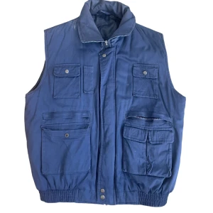 Väst - Mörkblå väst som går att vända ut och in beroende på vad man tkr e snyggast 🙌🏼 Bra skick men tecken på användning finns (bild 1), tror dock att det me 99% säkerhet går bort i tvätten 😋Otroligt skön och snygg väst, perfekt till våren!! 