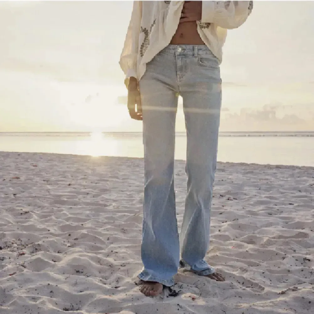 Super eftertraktade ljusblåa lågmidjade bootcut jeans ifrån Zara i strl 42 i nyskick, som 38 pga små i strl  🤍. Jeans & Byxor.