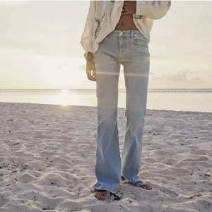Super eftertraktade ljusblåa lågmidjade bootcut jeans ifrån Zara i strl 42 i nyskick, som 38 pga små i strl  🤍