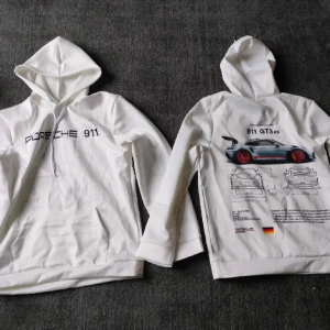 Porsche 911 GT3 RS - Köpte två hoodies för 650kr, en i storlek M och en i storlek S. Kan tänka mig sälja båda för 450kr.   En för 350 kr. Lånad bild då mina ligger nerpackade då de aldrig använts 