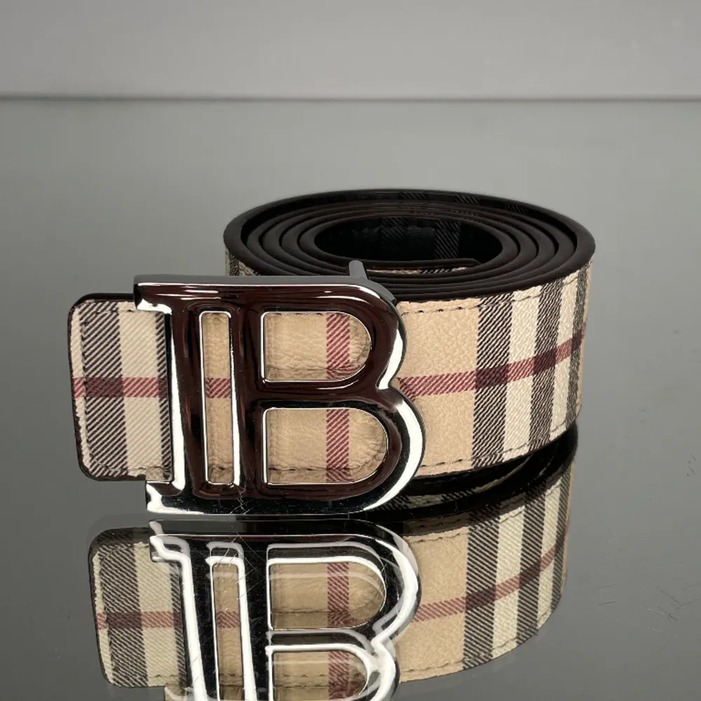 Brand new reversible Burberry belt. size: 105 cm comes with a hole maker just in case it does not fit. feel free to text me for any questions or concerns. Meetup point city Uppsala📍. Accessoarer.