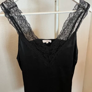 Linne med spets - Svart linne med spets från Stockh LM i storlek S, aldrig använd