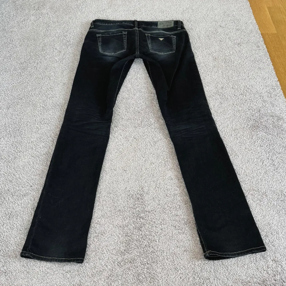 midja: 80 innerben: 84 🤍 lågmidjade straight jeans, vintage från Guess 🤍 jag är 171cm & stl S/36/28 för referens 🤍 läs POLICY & FRAKT (i gillade inlägg) innan du skriver 🤍 använd gärna ”köp nu” 🤍 . Jeans & Byxor.