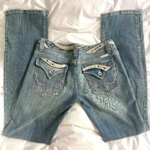 Miss me jeans - Super snygga och unika miss me bootcut jeans som inte kommer till användning!! Jag är 177cm lång och dom går ner till marken🤍 MID: 40cm INRB: 87cm 