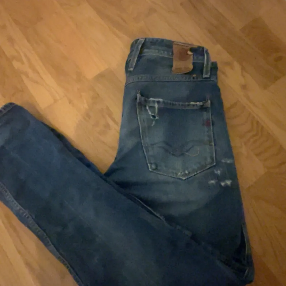 Säljer dessa feta ripped Replay jeansen i storlek 29| tecken på slitage vid backfickan | alla hål är fabriksgjorda | hör av er vid frågor eller funderingar . Jeans & Byxor.