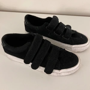 Mocka skor - Säljer dessa sneakers då de inte kommer tillanvändning. Dom är i fint skick utan defekter.
