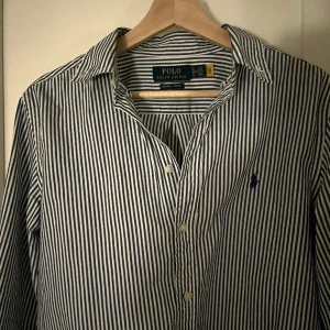 Polo Skjorta - Säljer denna skitsnygga raulph lauren skjortan till sommaren i storlek M/S. Skick 10/10 och bara hör av er vid funeringar!!