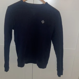 Morris tröja - En Morris långtröja i mörkblå färg.  Skick 8/10 Storlek XS Pris: 399 kr