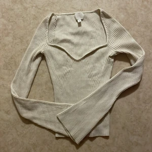 Beige/ kräm vit tröja  - Säljer en beige/ kräm vit tröja från hm. Har använt en gång, storlek s.