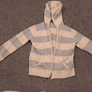 Gullig tröja! - Jättegullig tröja från Brandy Melvinne♡ Säljer den för att den är inte min stil längre men har använd den 2 gånger!  