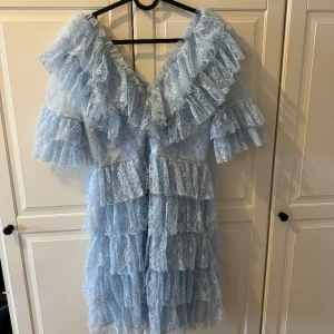 ByMalina sky dress  - Klänning från ByMalina sky dress - ljusblå Storlek  M Använd endast en gång o är i super fint skick. Köpt för 2800kr