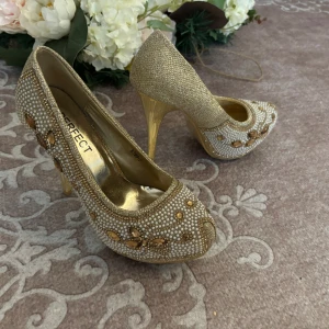 Otroligt vackra pumps med gnistrande stenar bal bröllop student festskor - Storlek 37.nya!!