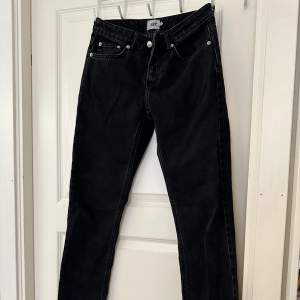 Säljer ett par oanvända Icon Jeans från Lager157 eftersom att de är för stora för mig. Dock är lappen borttagen. Köpt för 400 kr. Säljer även ett par i blått.