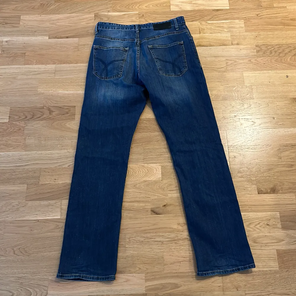 Riktigt snygga Calvin Klein jeans med bra passform! 31W 32L. Skriv för bilder/mått/frågor.                          Billigare om du köper flera plagg. Jeans & Byxor.