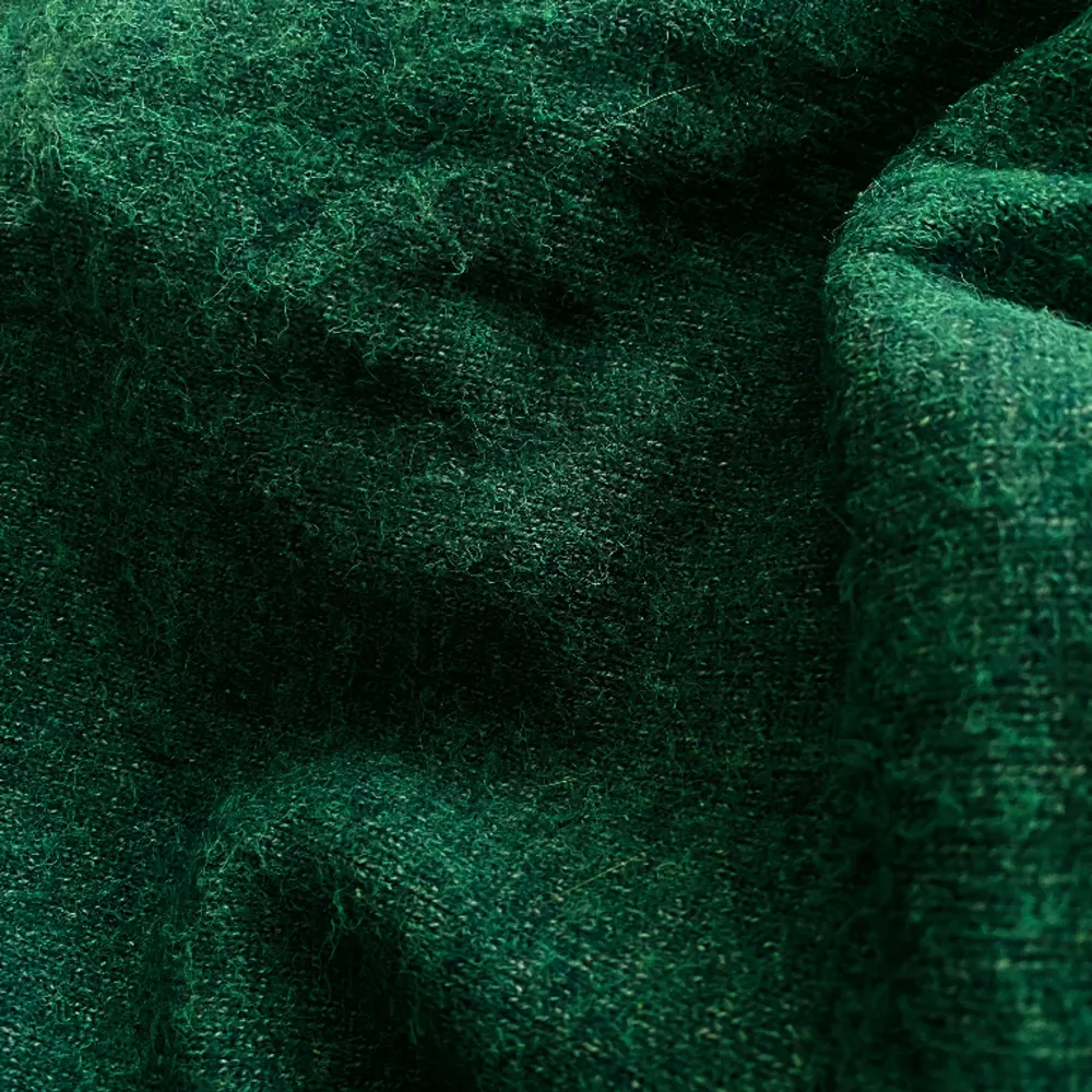 Mörkgrön stickad tröja från Vila! Använd fåtal gånger, bra skick. 💙 . Stickat.
