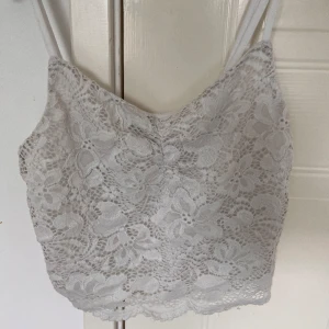 Vit topp - Vit spetstopp från New yorker i storlek S🤍