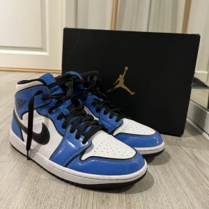 Jordans - Jordan i färgen signal blue. Använda ett få tal gånger. Riktigt fina och ny pris är ca 3000kr. Använda hela tiden med crease skydd som finns med om man vill. Pris går alltid att och diskutera varmt välkommna!