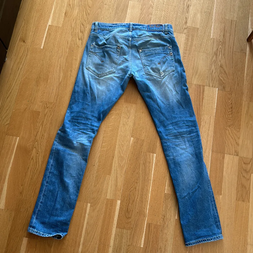 Ett par riktigt fräscha dondup jeans i storlek 32. Jeansen är i riktigt bra skick och är väldigt trendiga. Pris går att diskuteras vid en snabb affär!. Jeans & Byxor.