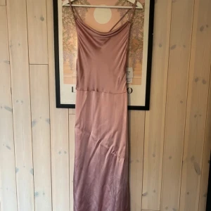 Sommarklänning från & Other Stories  - Fin gammelrosa sommarklänning från & Other Stories! Aldrig använd och prislappen sitter kvar, stl 34. 