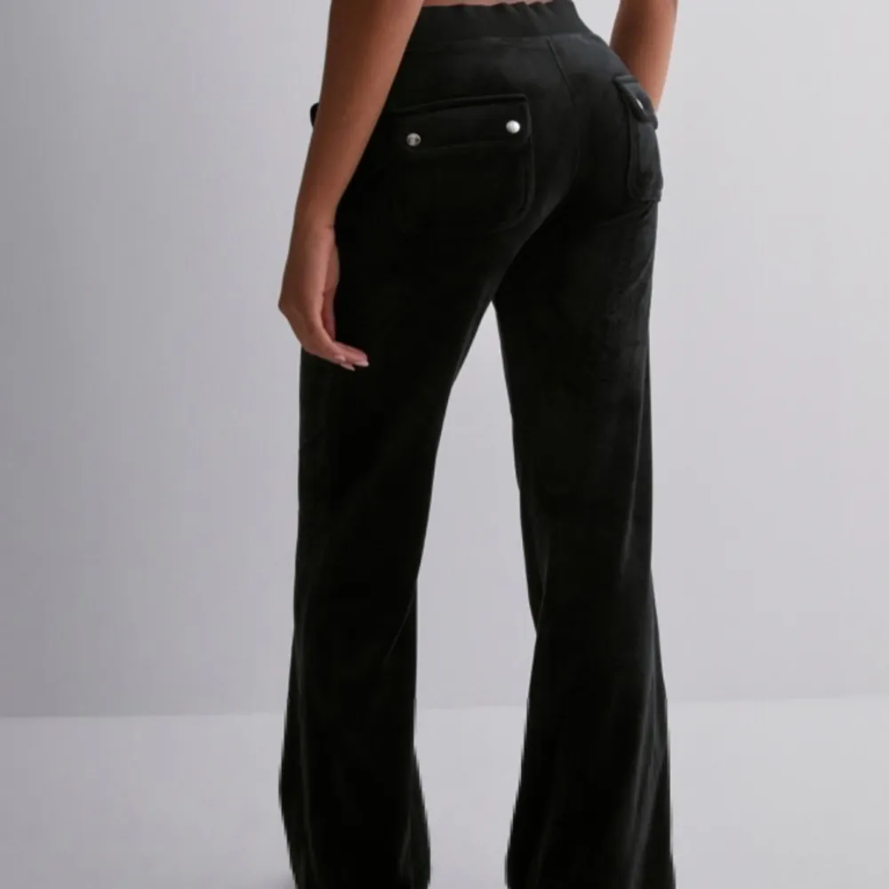 Svarta juicy i storlek S, säljer då dom inte passar. Inga fel förutom att metall detaljerna på snörena är borta🫶🏼. Jeans & Byxor.