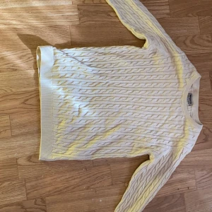 Tunn stickad tröja  - Tunn stickad tröja med lite större passform! 