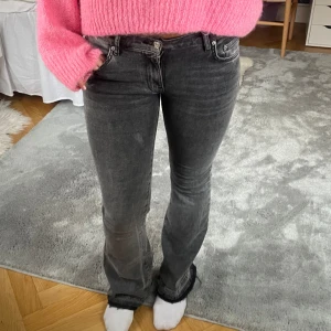 Grå jeans - Gråa jeans från gina tricot, super snygga men kommer inte till användning. Har sprättat upp där nere så det ska passa mig som är 167!❤️
