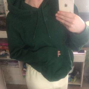 Superfin grön hoodie från H&M, storlek S ❤️ Endast använd två gånger, sjävklart tvättat! 