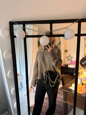 Stella McCartney mini tote - Säljer min Stella McCartney falabella mini tote bag i färgen svart med mörk silvriga detaljer. Väskan är köpt för 9000 i Köpenhamn. 