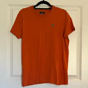 Väldigt stilig t-shirt. Bra skick i den. Den e lite mörk orange. 