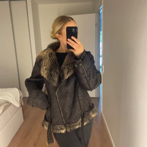 Biker jacket - Passar storlek S-L. Står XXL i den men passar mig bra som vanligtvis har M. 