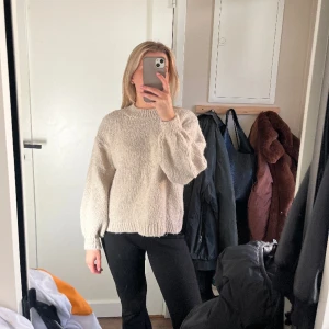 Stickad tröja  - Stickad tröja från Nelly. Är i fint skick men kommer ej till användning 