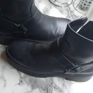 Det är ett par svarta boots som jag tycker är för små. De har jag an använt 1 gång och sedan blev de för små.