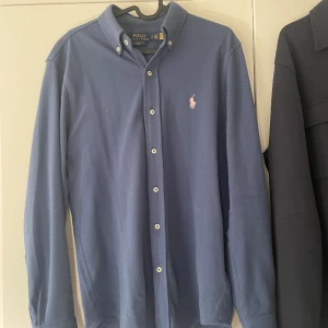 Ralph lauren skjorta - Säljer min skjorta då den inte kommer till användning. Köpt på hanzens för 1500kr, kvitto finns. Mitt pris 599kr Hör ev er för fler bilder eller frågor😃(passar M också)