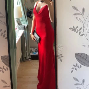 Balklänning  - Superfin balklänning, som bara är använd 1 gång och inte kommer till användning mer. Köpt från Dressroom linné. Korsad i ryggen samt har en slits som inte framgår i bilderna. Hör av er för fler bilder💗Nypris: 2699kr