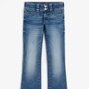 Säljer mina bootcut jeans från h&m. Köpta på barnavdelningen för 279kr. Slut i alla storlekar. Använda 2 ggr