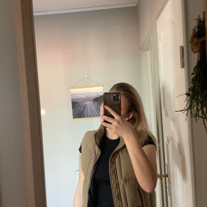 Gant väst - Fräsch vintage väst från gant, mycket bra skick. Är i strl 146/152 men passar mig som är 162, så skulle säga att den är som en Xs. Har två innerfickor på båda sidorna. Kom privat för fler bilder☺️