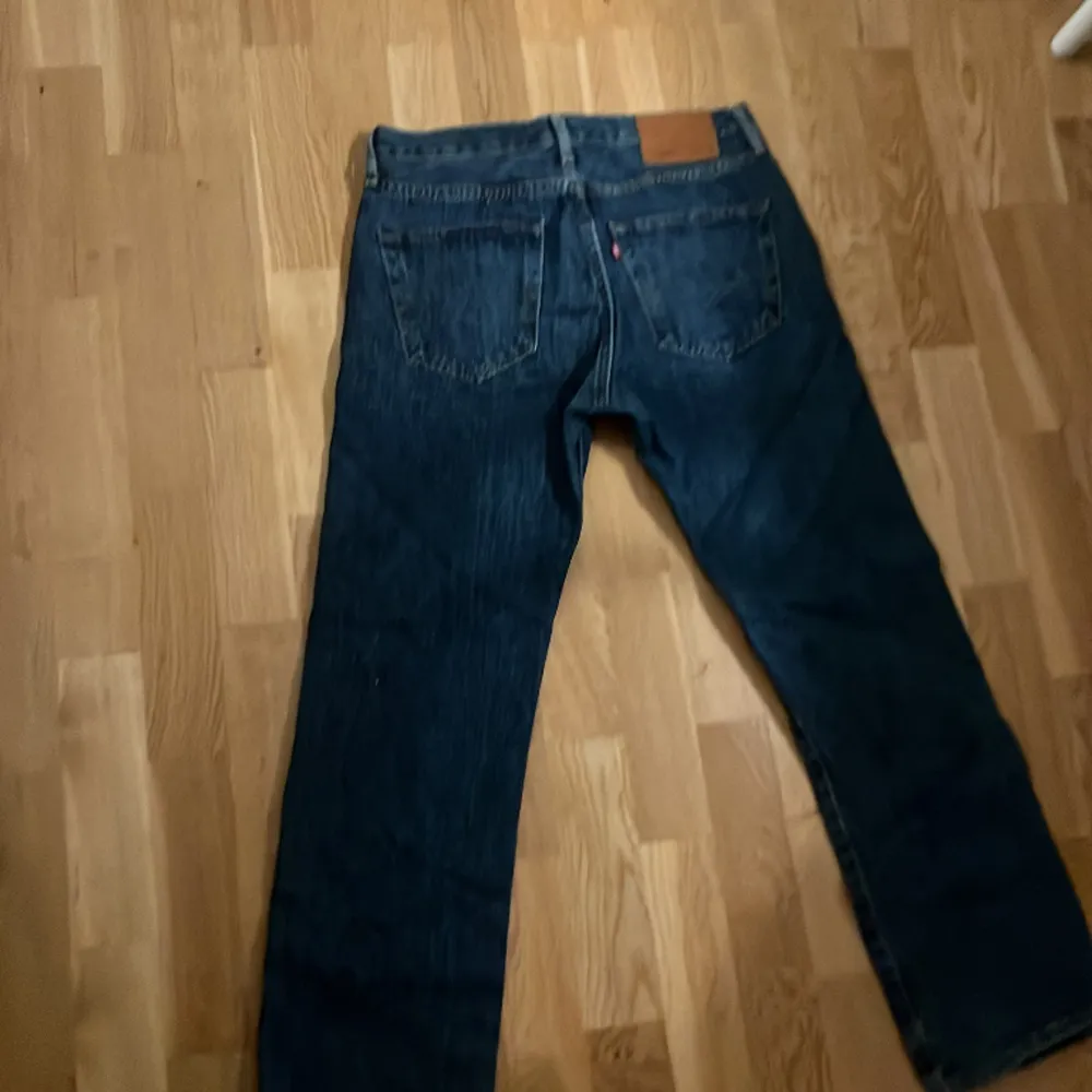 Snygga Levis 501 i färgen blå. Säljer de eftersom de är för små för mig så kan tyvärr inte prova de på. Men ifall ni har någon minsta fundering är det bara att skriva. Priset går alltid att diskutera. Jeans & Byxor.