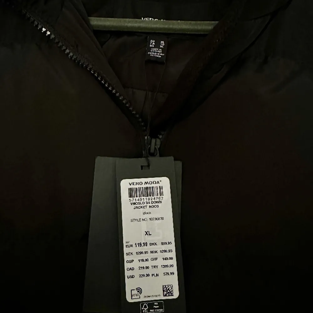 Ny vinterjacka från Vero Moda storlek XL. Aldrig använd. Äkta dun. Nypris 1299.95kr . Takit.
