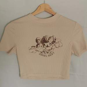 Säljer denna sjukt gulliga baby t-shirten med ett ängelmotiv på! 