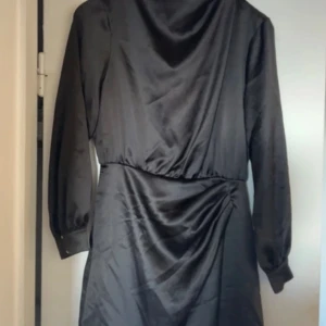 Klänning från Zara - Svart klänning från Zara  Aldrig använt bara provat 