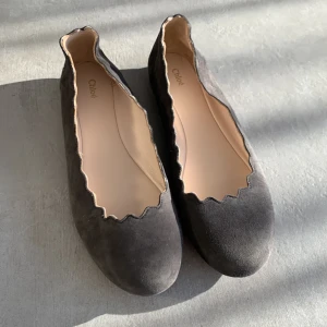 Ballerina Chloe 34 - Superfina "Ballet flat" från Chloe i storlek 34, färg grå mocka 💖 använda ett par gånger så de är i gott skick!