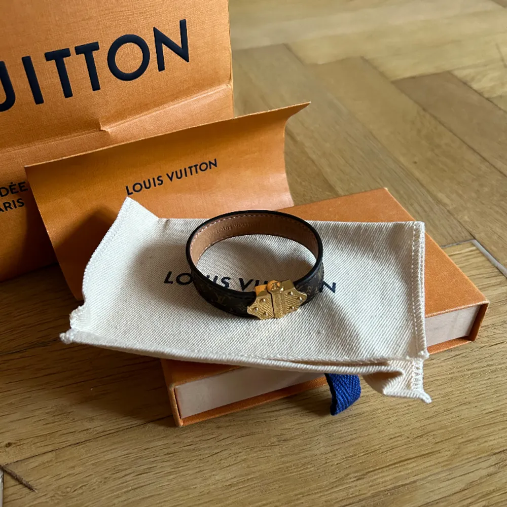 Säljer mitt nano monogram armband från Louis Vuitton - köpt 2022 för 2350kr  Kvitto visas vid intresse.  Armbandet är i mycket bra skick och har knappt vart vid användning!  Finns ej att köpa i butik.. Accessoarer.