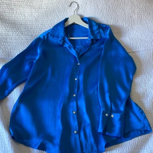 Blå blus från zara - Blå blus från zara. Använd väldigt lite och är i jättebra skick. Storlek L